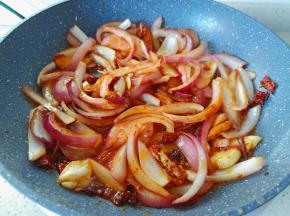 翻炒到洋葱丝微软。