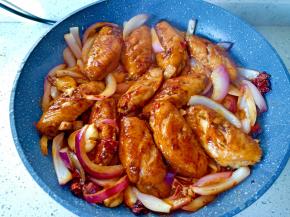 加入鸡翅翻炒片刻。