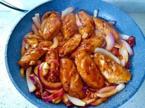 加入鸡翅翻炒片刻。