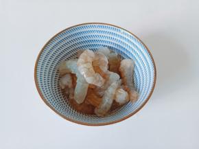 对虾去除虾头跟虾线，剥去虾壳【对虾冰箱冷冻一下再剥特别方便】