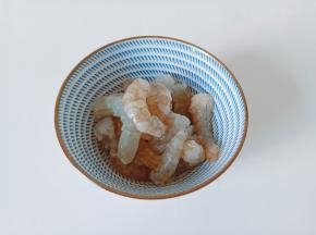 对虾去除虾头跟虾线，剥去虾壳【对虾冰箱冷冻一下再剥特别方便】