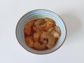 用筷子把对虾与调味料搅拌均匀腌制三十分钟。