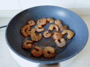 热锅热油放虾仁入锅煎。