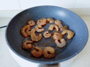 热锅热油放虾仁入锅煎。