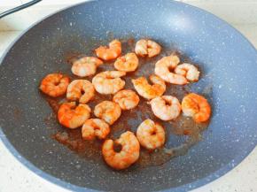 煎至对虾两面变色盛盘。