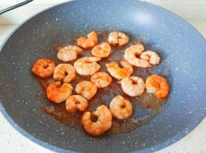 煎至对虾两面变色盛盘。