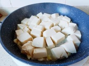 锅里重新放油，下豆腐块入锅炒。