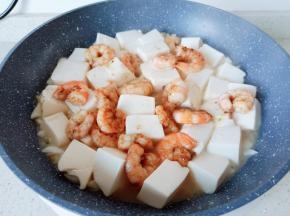 加入炒好的虾仁。