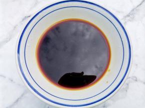 先调个料汁：生抽2勺+老抽半勺+蚝油1勺+糖半勺+盐半勺调匀。