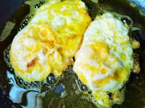 锅中热油打入鸡蛋，两面都煎至金黄盛出备用。