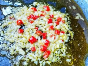 利用余油爆香蒜末、小米辣，