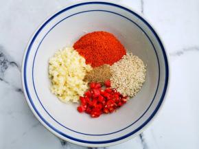 先来调份酸辣汁：1勺蒜末+1勺辣椒粉+1勺小米椒+1勺白芝麻+半勺孜然粉。