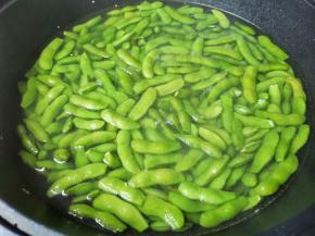 毛豆剪去头尾，凉水入锅，加点油和盐煮8分钟至熟。