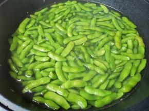 毛豆剪去头尾，凉水入锅，加点油和盐煮8分钟至熟。