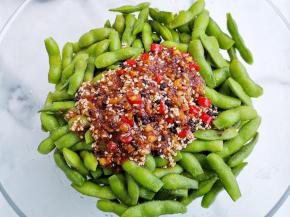 沥干水，倒入酸辣汁，拌匀。