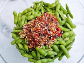 沥干水，倒入酸辣汁，拌匀。