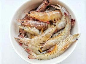虾洗净去虾须虾线，