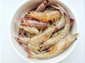 虾洗净去虾须虾线，