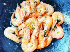 加入基围虾炒至变色。