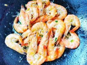 加入基围虾炒至变色。