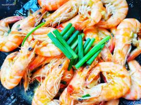 大火煮2分钟，加葱段大火收汁，完成。