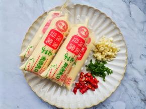 准备好所有食材。葱蒜小米椒切末。