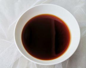 调酱汁：2勺生抽+小半勺老抽+1勺蚝油+1勺料酒+1勺陈醋+1小勺白糖+1勺淀粉+半碗清水搅拌均匀。