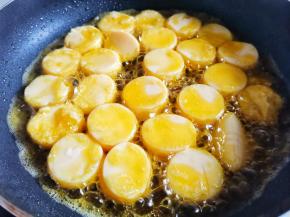 两面沾上淀粉、锅里适量油，下豆腐块煎到两面金黄盛出。