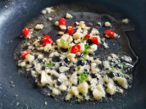 锅里留底油，小火爆香葱花、蒜末