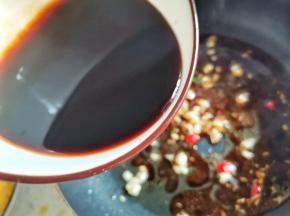 倒入酱汁，