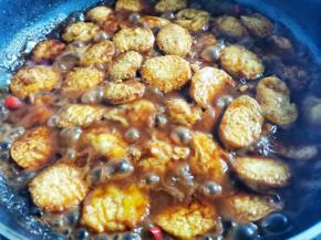 让酱汁完全包裹住豆腐，收汁差不多的时候就可以关火了，