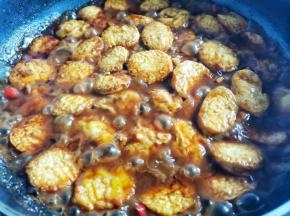 让酱汁完全包裹住豆腐，收汁差不多的时候就可以关火了，