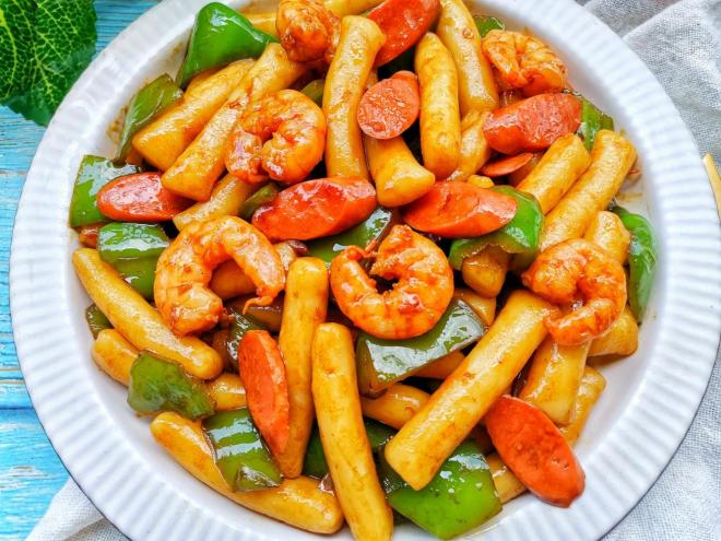 好吃到舔盘的黑椒虾仁炒年糕