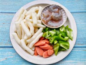 .辣椒火腿切块。虾仁加1勺料酒、1小勺盐、1小勺生抽搅拌均匀腌制一会，