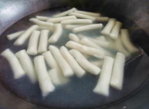 锅中倒入适量水烧开，年糕放入锅中焯水2分钟，捞出泡入凉水中。