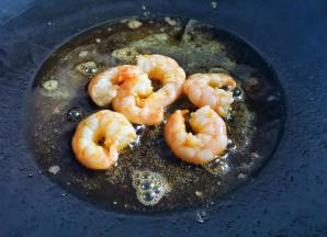 锅中热油，将虾仁炒红，