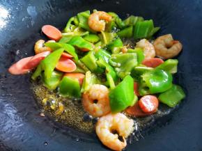 加青椒火腿翻炒，