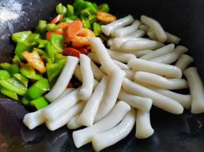 加入年糕翻炒，