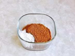 首先将花生酱与面粉混合，再把红糖过筛。