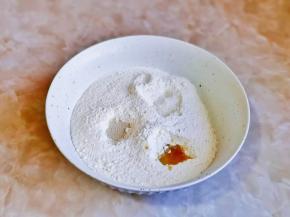 面粉中加入白砂糖，酵母粉，玉米油。