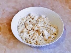 分次加入牛奶用筷子搅拌成絮状。