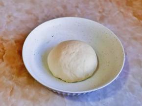 再揉成光滑的面团。