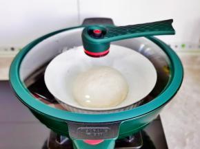 放入锅中进行发酵，锅中可以加点温水，保持的面团湿度。