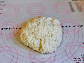 取出发酵好的面团，全部是蜂窝的状态，揉圆排气。