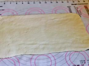 再擀成长方形面饼。