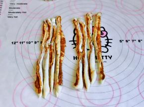 每份再切四条，把切面朝上。