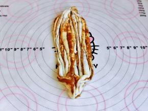 最后把两组再捏一起，扭两圈，如扭麻花一样。