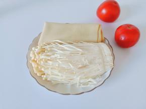 准备金针菇，豆皮与番茄。