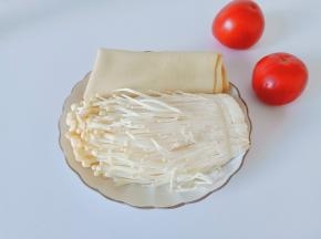 准备金针菇，豆皮与番茄。