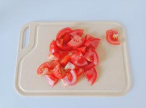 番茄对半切开再切小片。